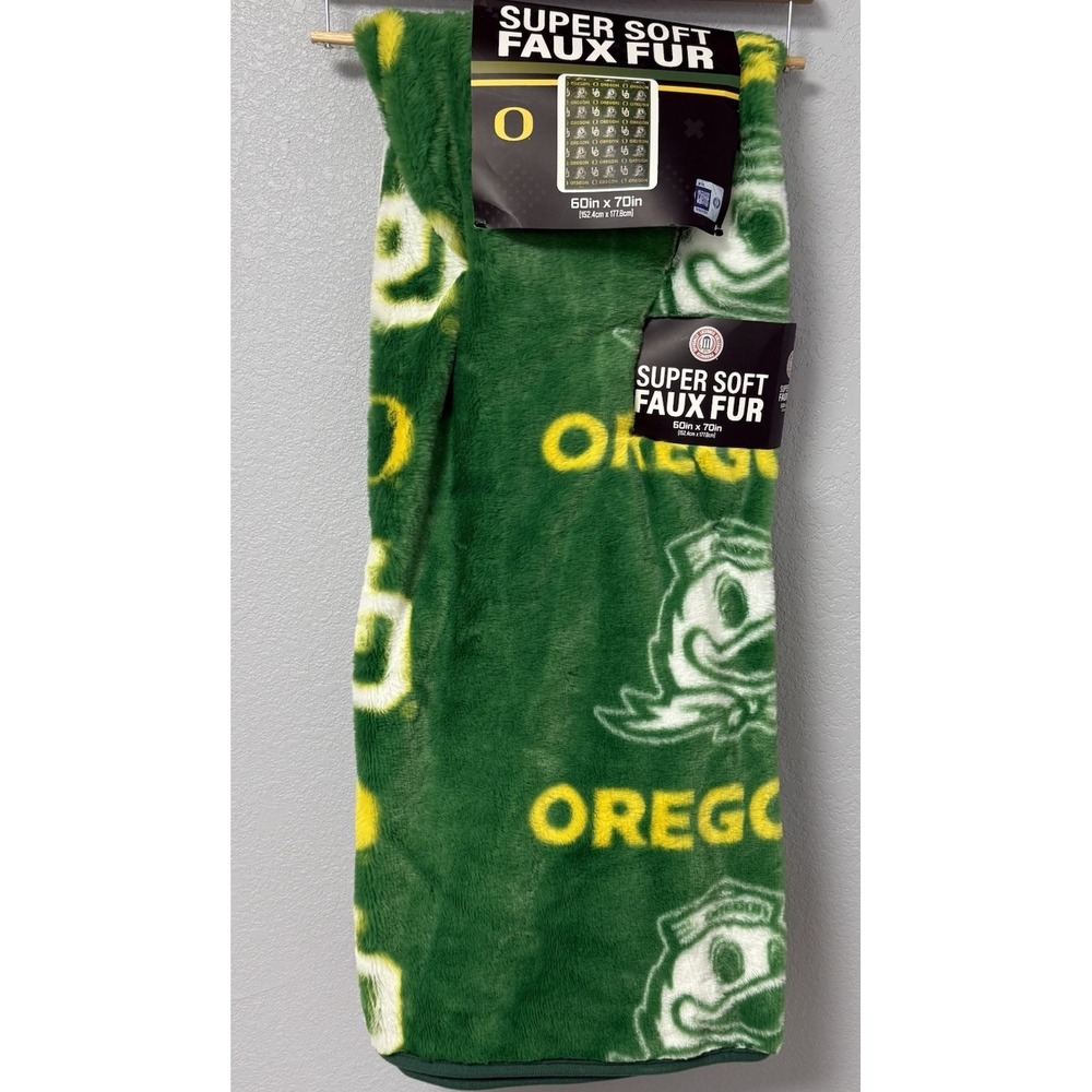NWT Oregon Ducks Throw Blanket 60x70 Super Soft Plush Green Bound Edges NCAA